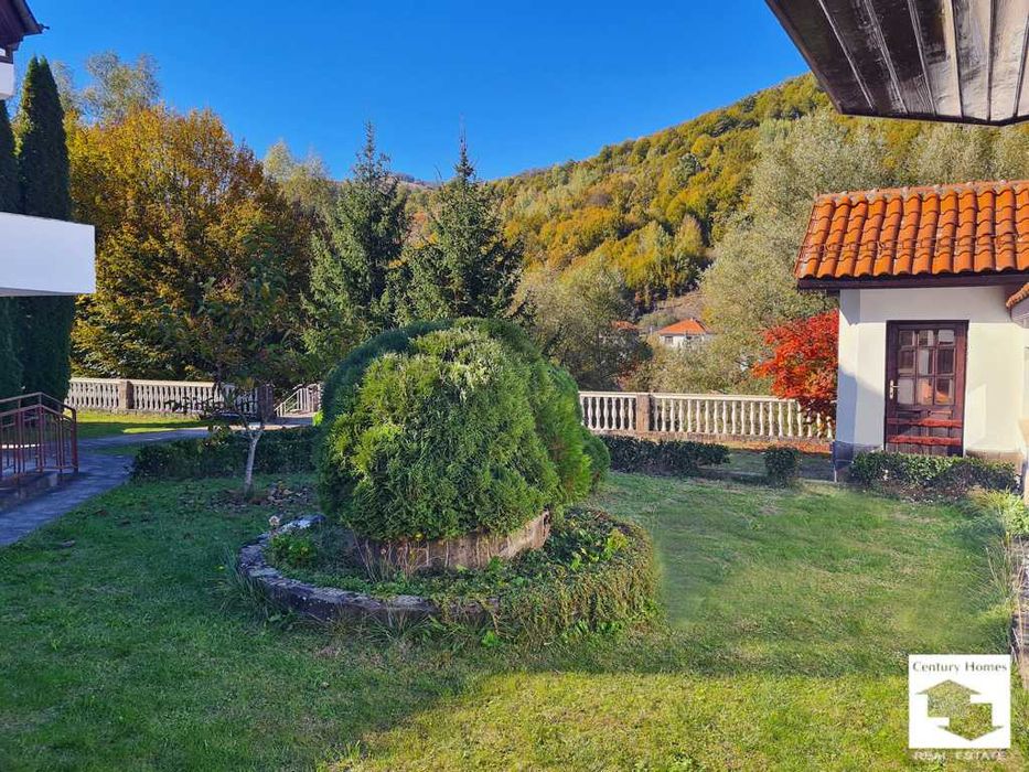 185036 Масивна къща, с двоен гараж и басейн, в Тетевенски Балкан