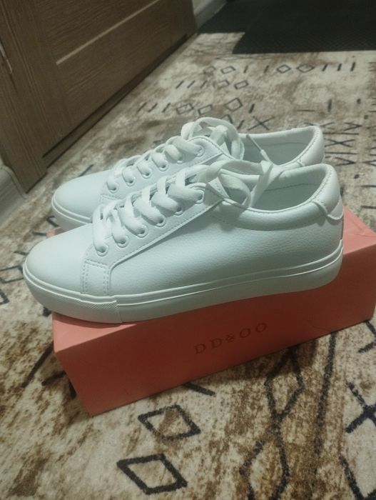 Женские кроссовки