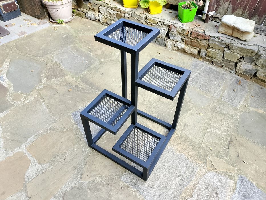 Цветарник метален, прахово боядисан.