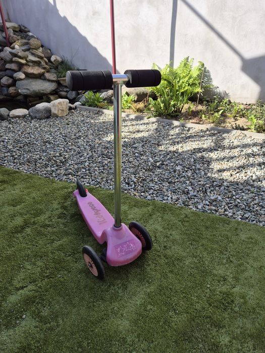Vând motocicleta din plastic pentru copii, o trotinetă roz cu 3 roți și un skateboard