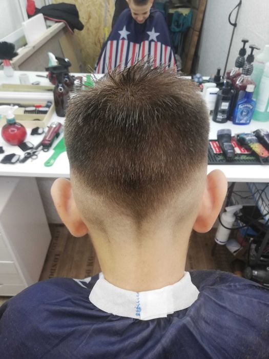 Servicii frizerie profesionale: Tuns și aranjat Barbă la domiciliu