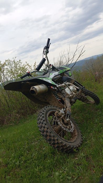 Coss de vanzare 
Motocicletă puternică pe benzină
Motor în 4 timpi
Capacitate de 125 cm3
Putere de 5 kW (6,8 CP)
Sarcina maxima 70 kg
Atinge viteze