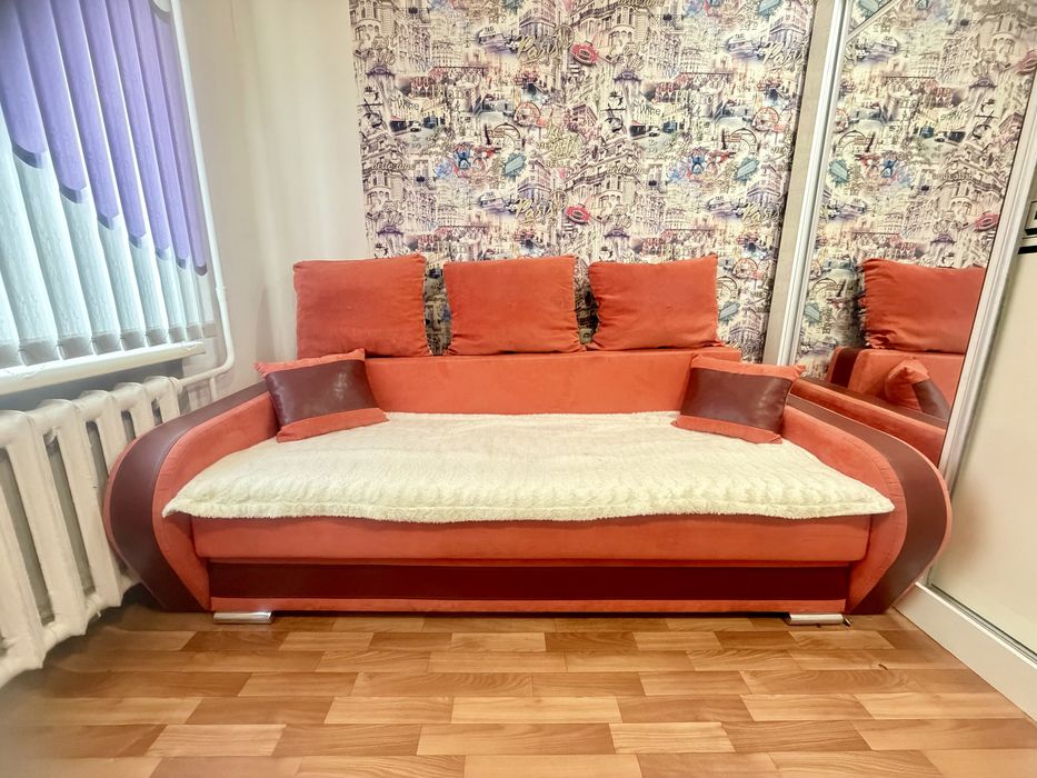 Диваны, шторы, стол, стуля