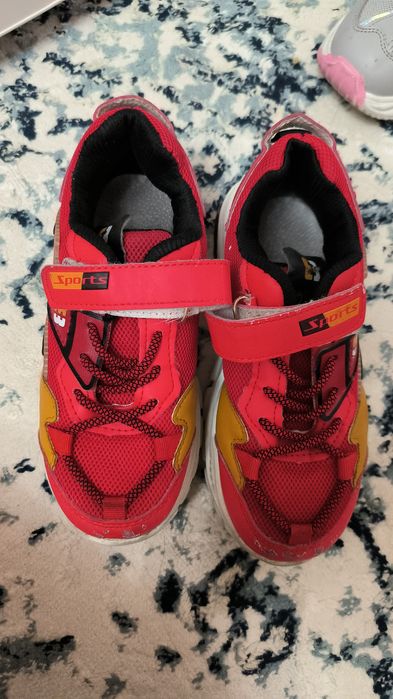 Продается обувь на девочку