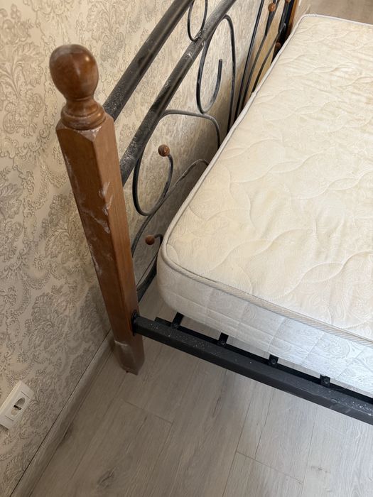 Кровать с матрасом