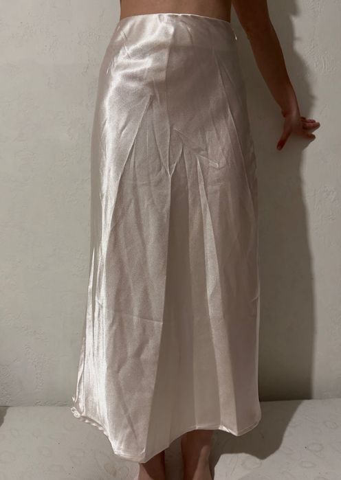 Бяла чисто нова пола