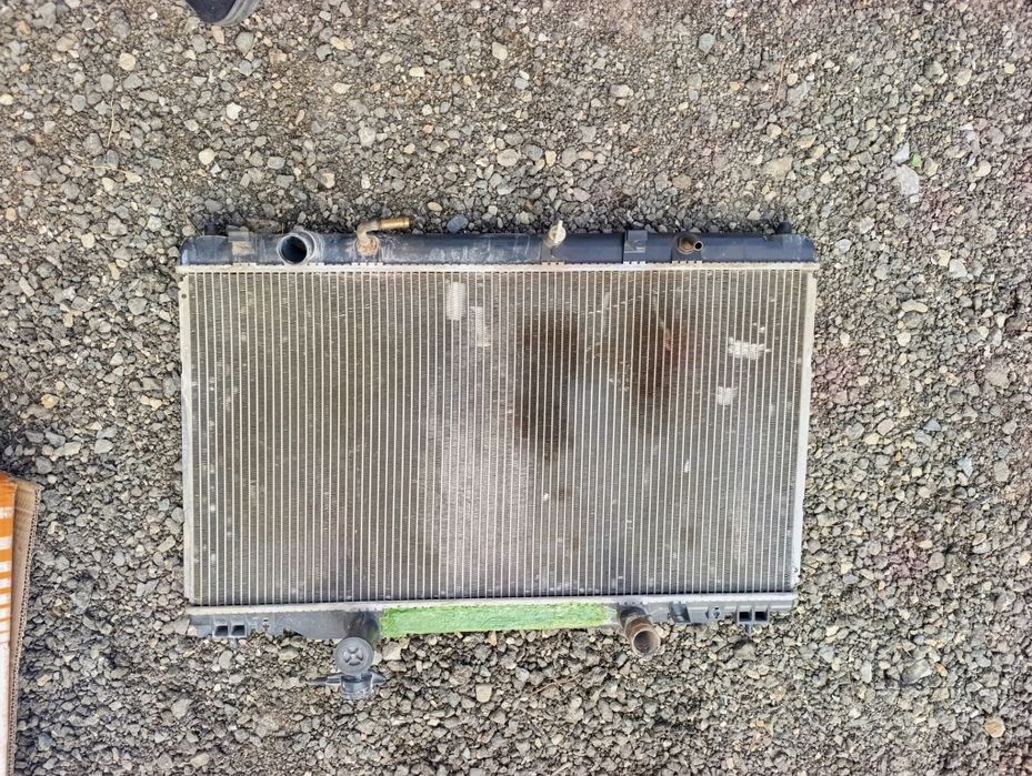 Продам радиатор оригенал на тоиота Камри 20тыс.  и запчас