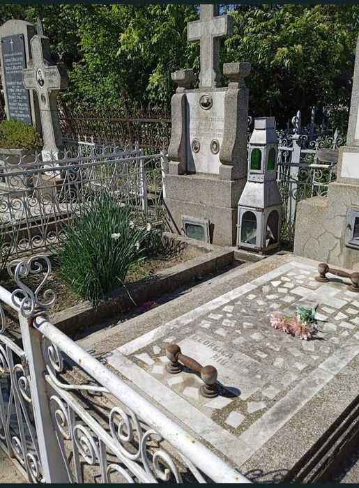 2 locuri de veci in cimitirul Sf. Constantin.