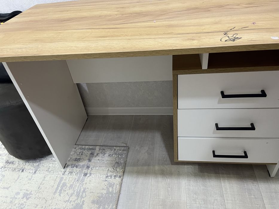 Продам письменный стол.