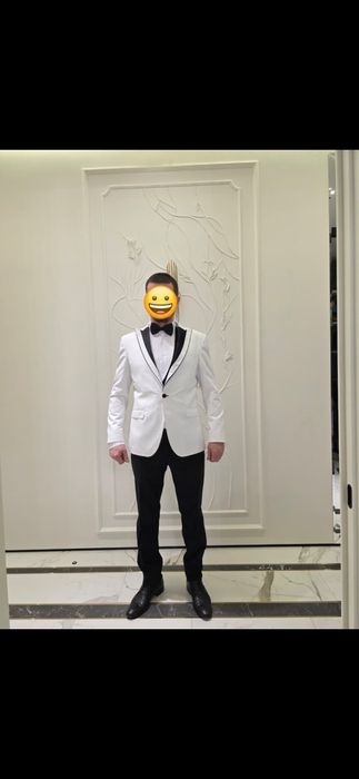 Продам белый костюм тройка