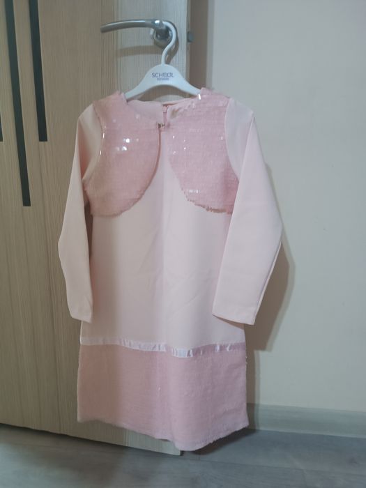 Продам нарядное платье для девочки