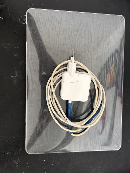 MacBook Air 13” (2020, Intel Core i3, 8 GB)