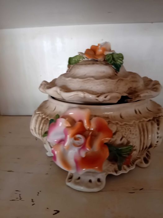 Чайници,супници,кашпи Басано  и Каподимонте