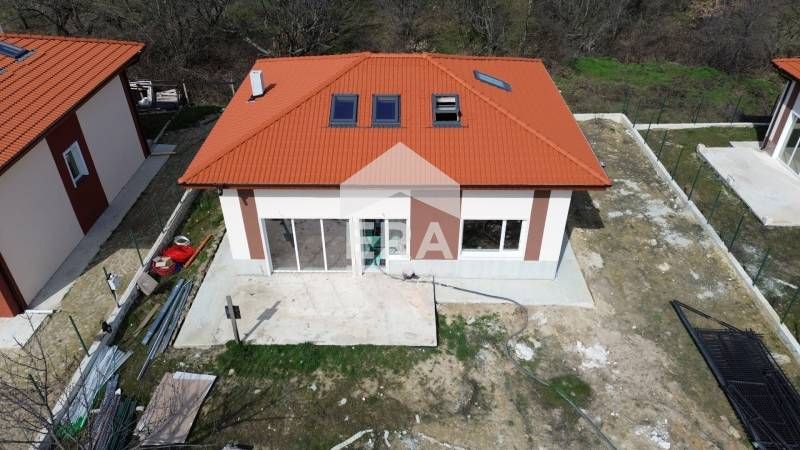 Едноетажна новопостроена къща за продажба, с подпокривно пространство