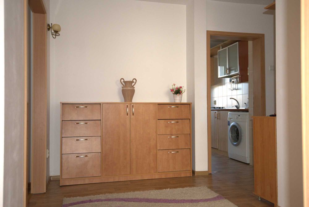Inchiriez apartament 3 camere la pret de 2