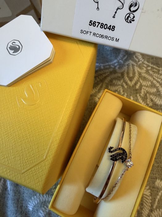 ЧИСТО НОВА дамска гривна Swarovski Iconic Swan (черно и розово злато)