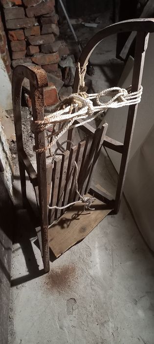 Дървена шейна с облегалка