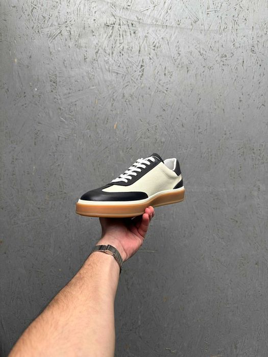 Кроссовки новые, стильные