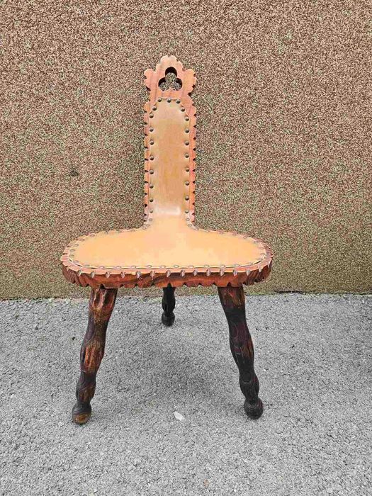 Трикрако столче с кожа