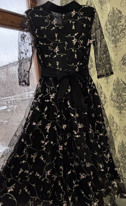 Вечернее свадебное платье черное , с цветочками