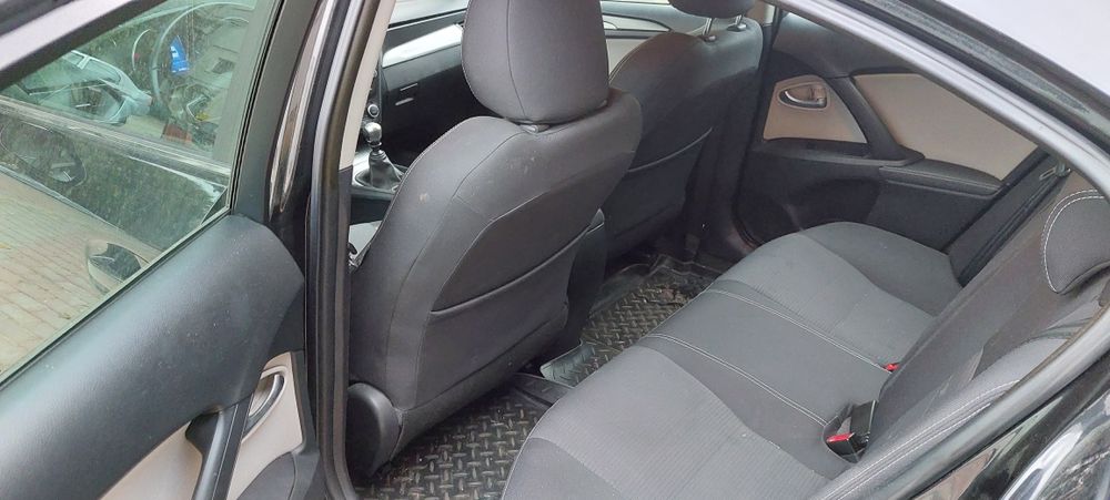 Vând Toyota Avensis 2015