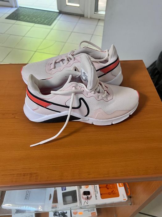 Vind adidasi Nike