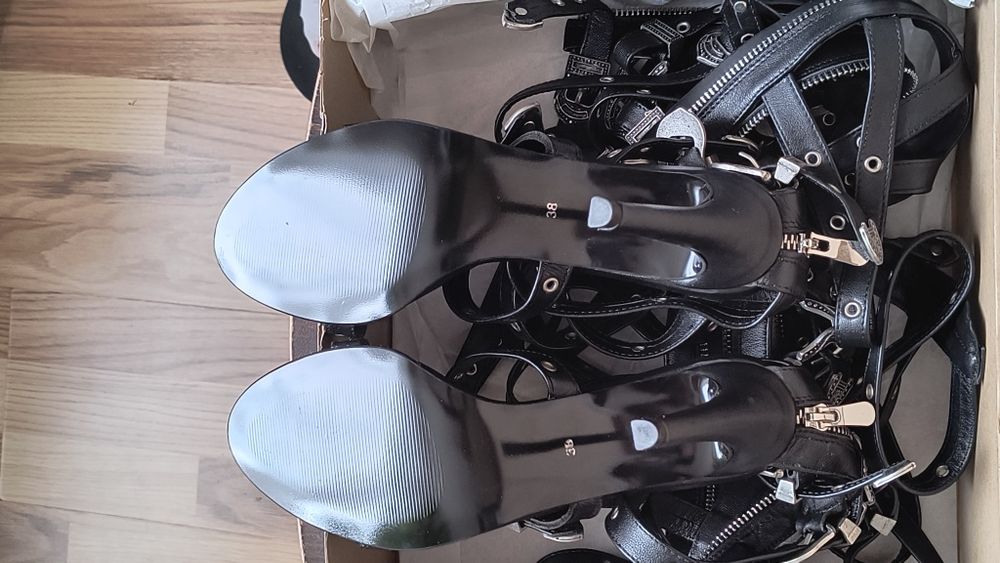 Sandale din piele cu bretele peste genunchi