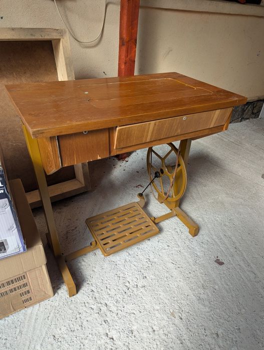 Mașina de cusut Monica