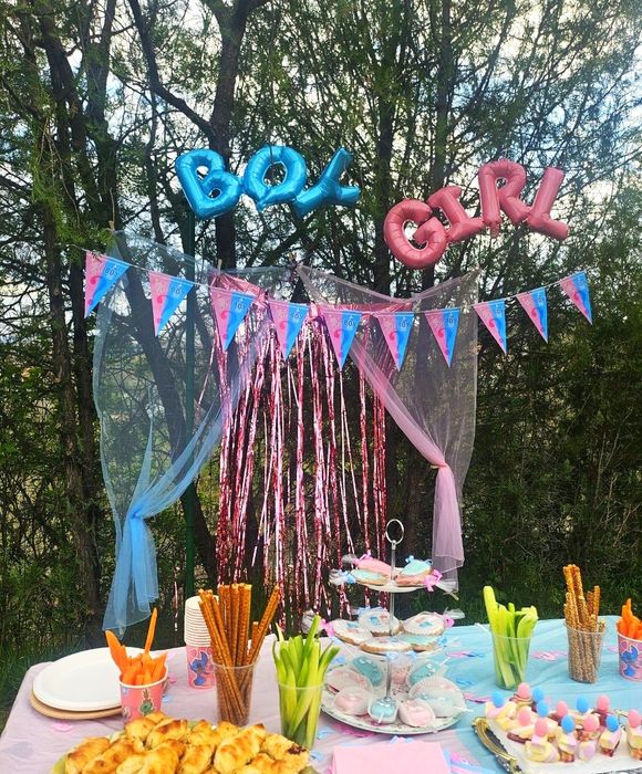 Украса за разкриване на пола парти синьо и розово.
Завеси,банер+2 розови спрея