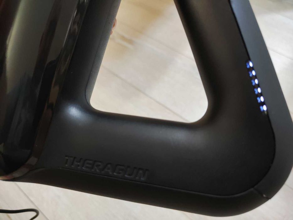 Оригинален перкусионен масажор Theragun G3 за дълбок масаж (с куфар и кутия)
