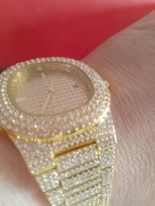 Луксозен часовник в цвят жълто злато  и  светещи елементи