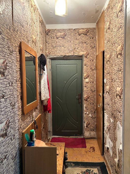 Продаю Чиланзар 19 2х комнатную на 3 этаже не торец