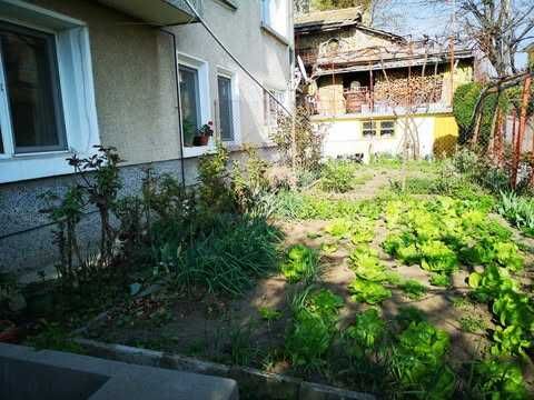 Продава се самостоятелно двуетажно жилище в масивна къща в гр. Попово