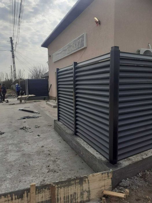 Garduri si porti din panou stil jaluzele, sipca metalica, tabla cutata, plasa bordurata, fier forjat, BCA si alte modele disponibile
