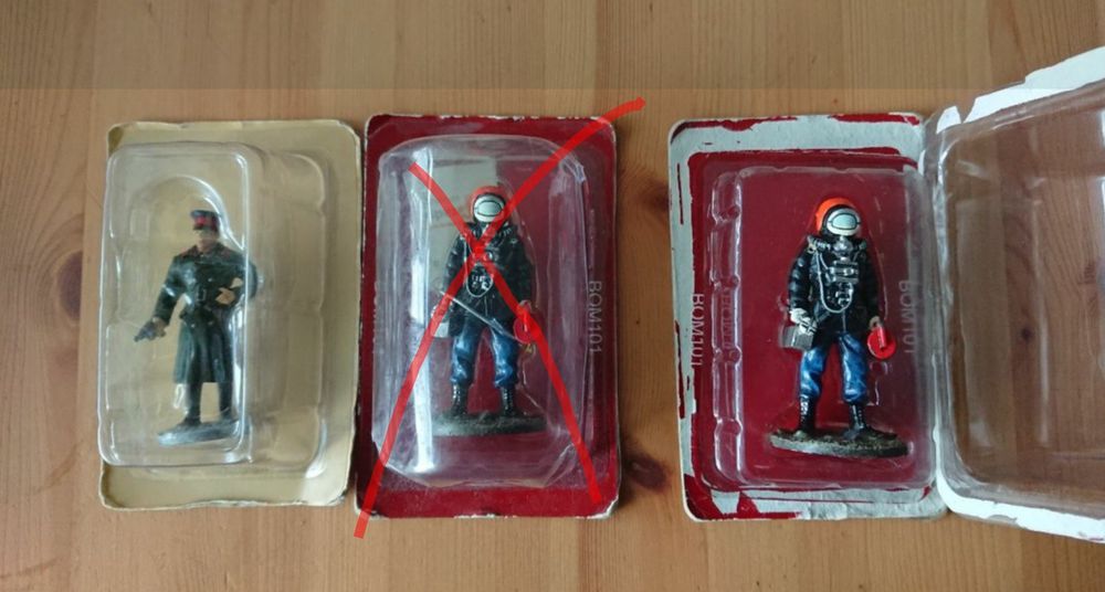 2 броя Метална фигурка пожарникар и офицер