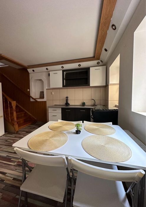 Apartament de închiriat în casă – 3 dormitoare, 2 băi și curte