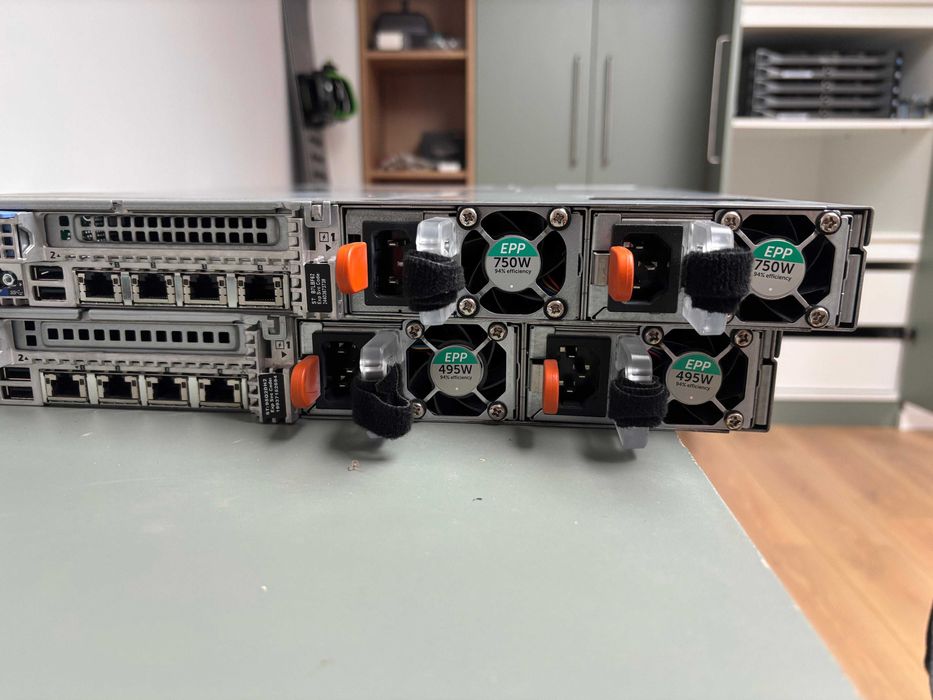 Лот 8 сървъра Dell PowerEdge R630 (256GB RAM) + R610 — €2500 за всичко