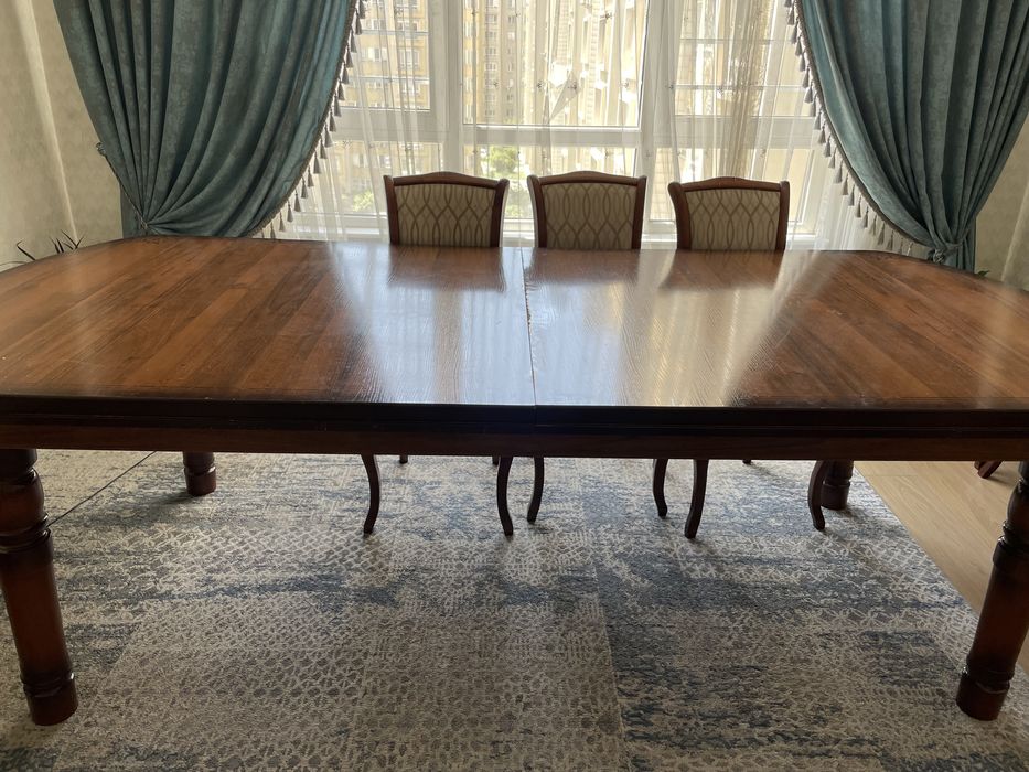 Стол и стулья в комплекте