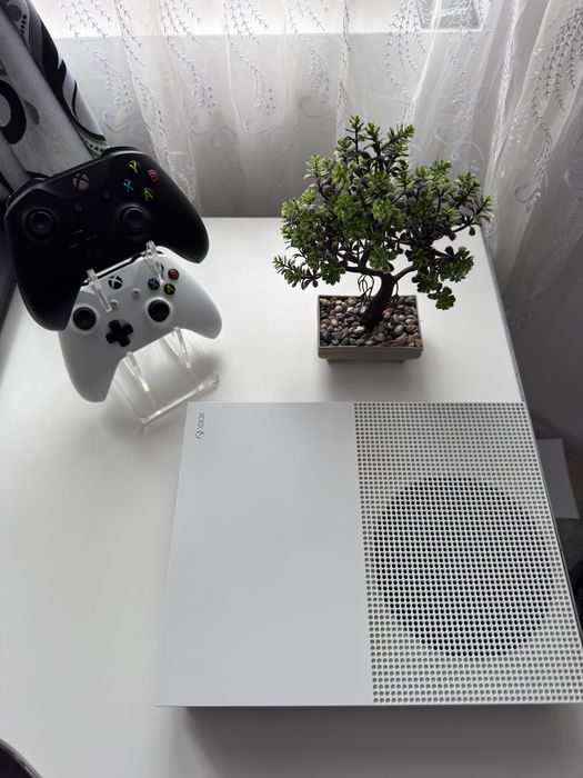 Vand Xbox One S 1TB - 2 controllere + stand