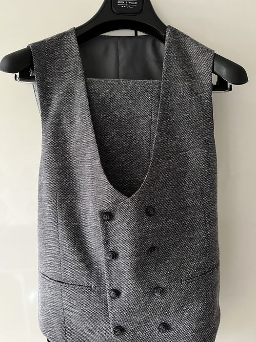 Мужской серый костюм