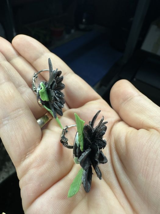 Cercei handmade cu flori negre