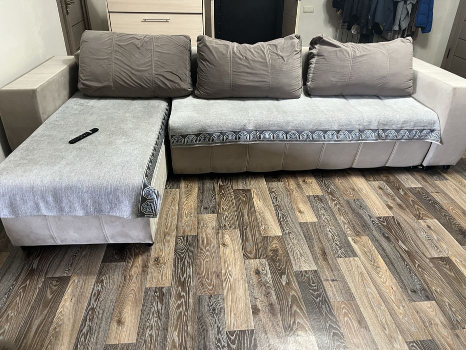 Диван, тумба под телевизор и люстры