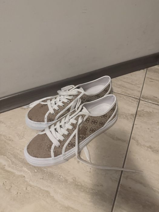 Обувки Guess нови