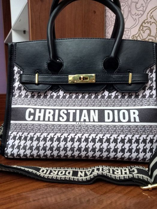 Brendviy sumka judayam arzon narxda katta 22 ili 23 sm ciqadi