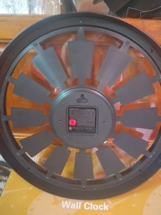 Стенен часовник-цветен