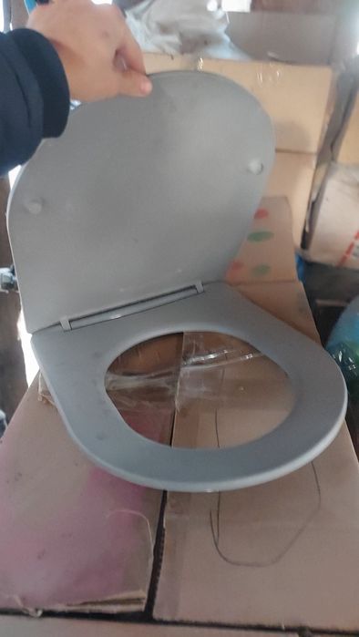 Серый настеный унитаз