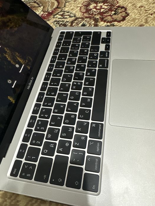Продам Macbook air 2020