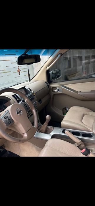 Nissan Pathfinder LE Plus