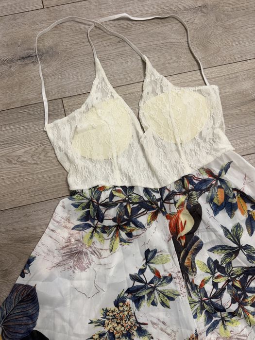 Salopetă de vară cu dantelă alb top și pantaloni scurți