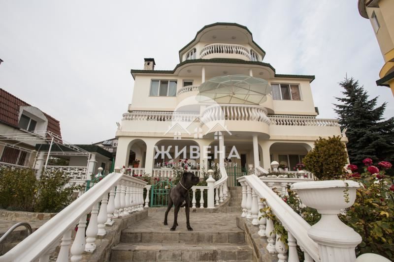 Продава се атрактивна къща с морска панорама в м-т Траката